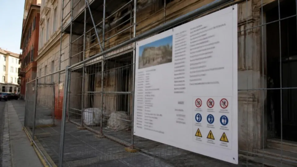 Cartello di cantiere stampato e montato sulla recinzione