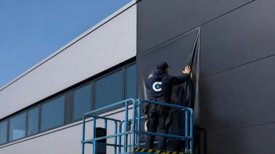 Posa in quota di una pellicola di rivestimento su una facciata