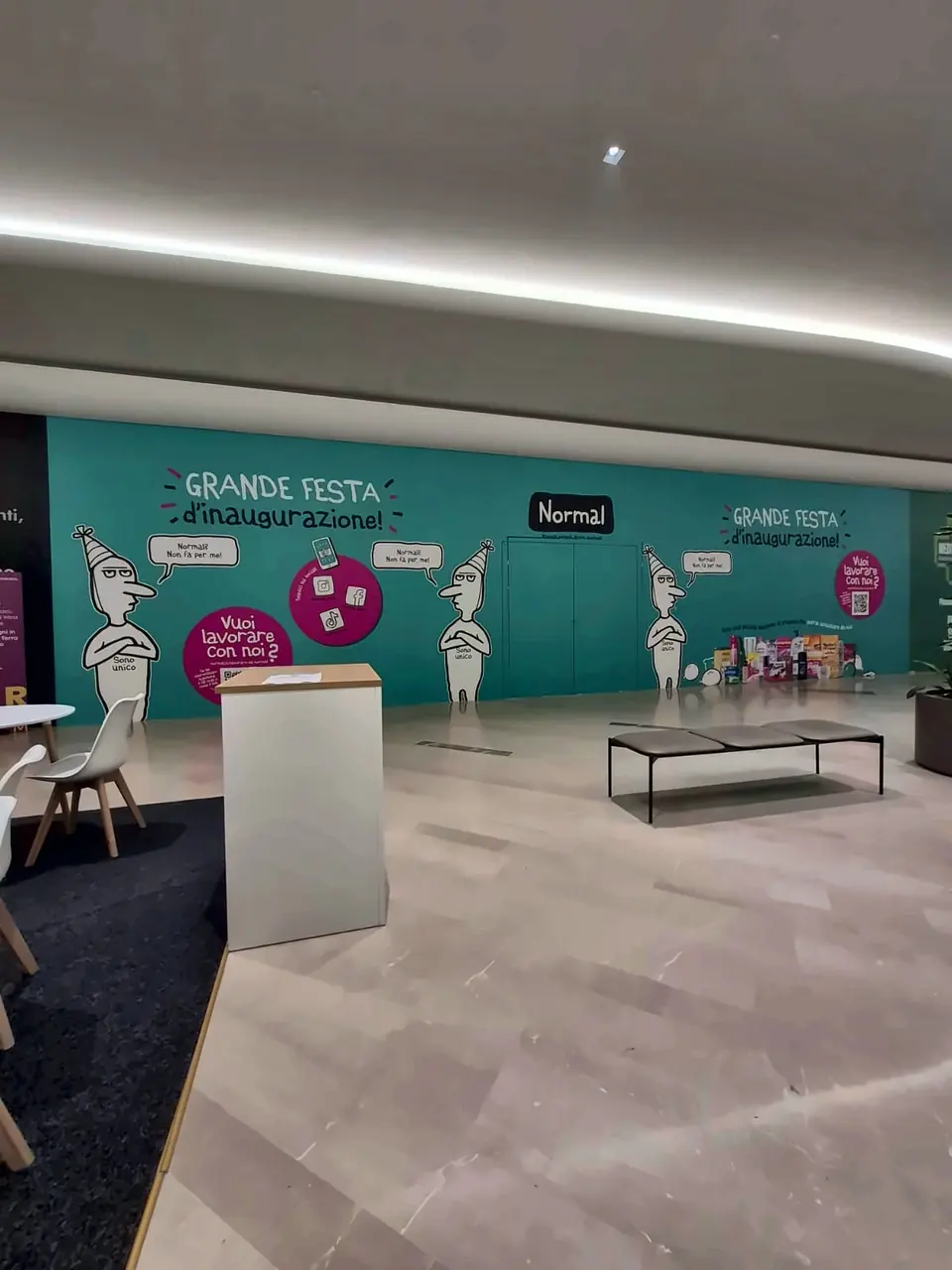 Allestimento per un evento con parete grafica e bancone