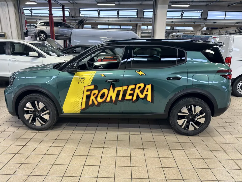 Auto verde scuro con grafica adesiva gialla sulla fiancata
