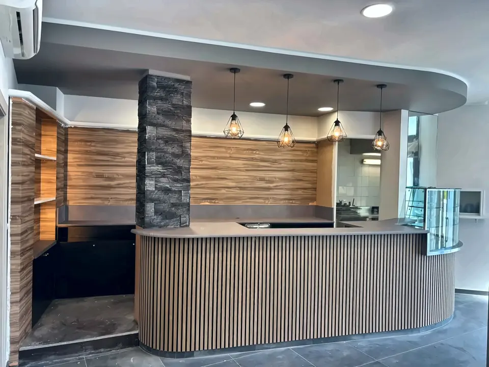Bancone bar rivestito con pellicola effetto legno