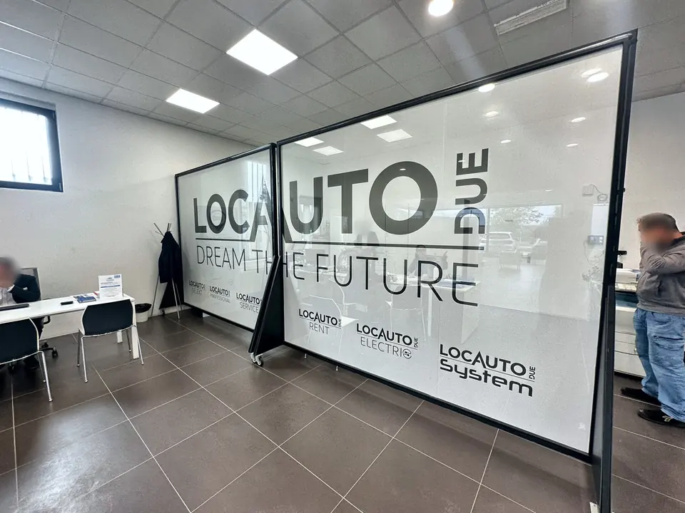 Divisorio in vetro con grafica adesiva in un ufficio