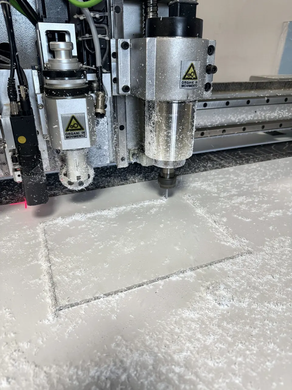 Fresa a controllo numerico durante l'incisione di un pannello