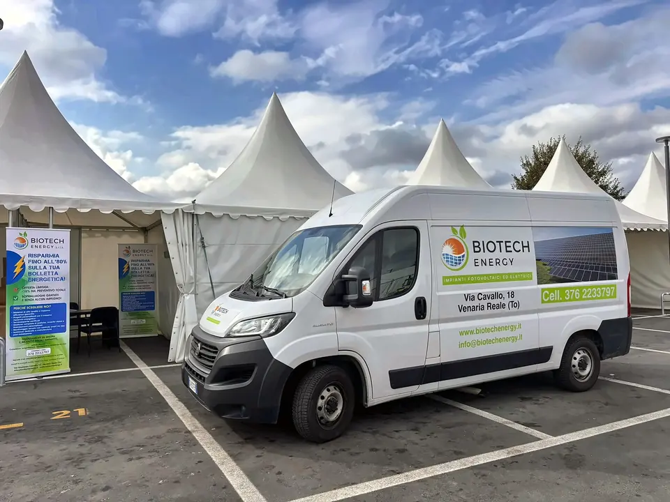 Furgone decorato parcheggiato tra i gazebo di un evento all'aperto