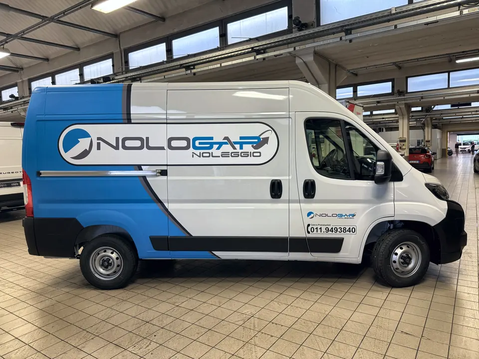 Furgone con wrapping blu e bianco, vista laterale