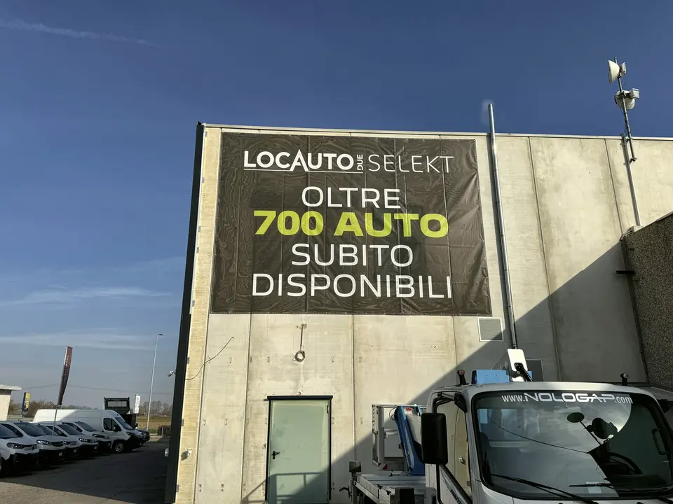 Maxi telo pubblicitario stampato sulla facciata di un edificio