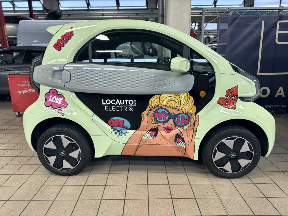 Microcar decorata con un wrapping in stile pop art