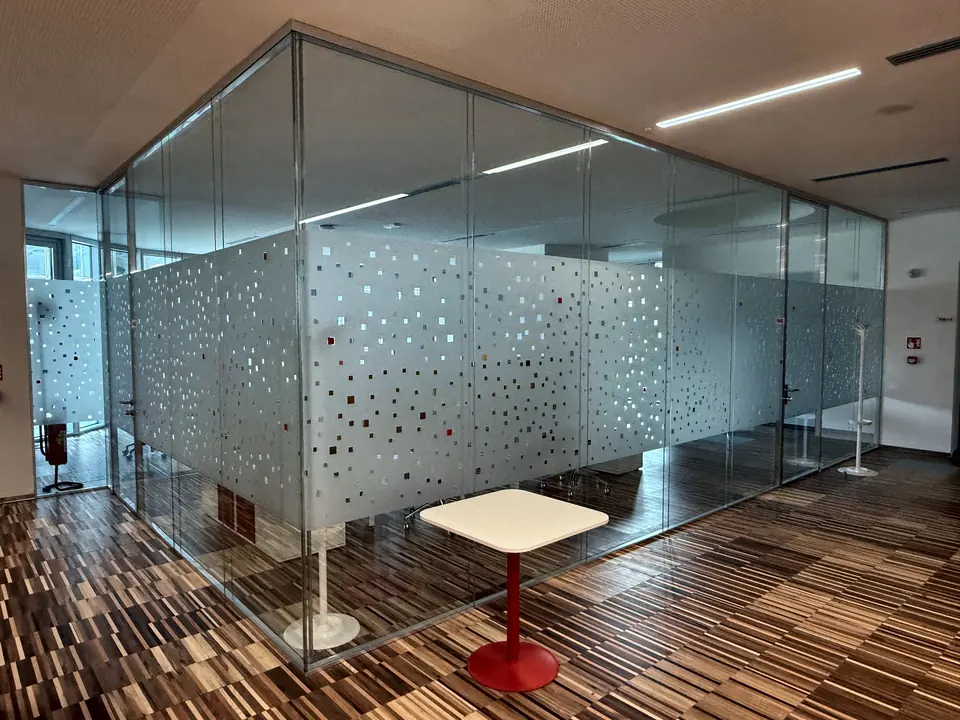 Ufficio con vetrate rivestite da pellicola decorativa satinata