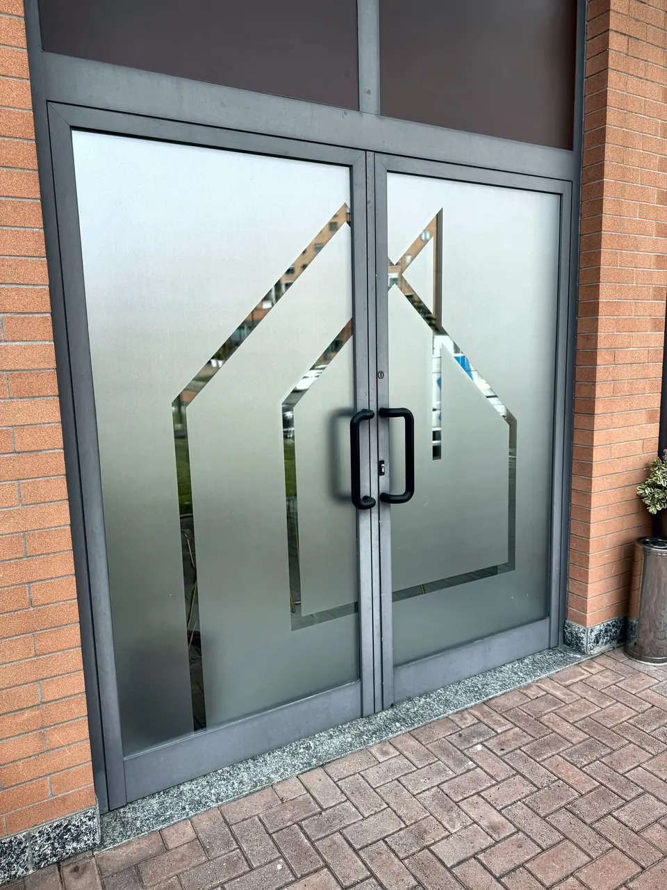Porta in vetro con decoro in pellicola satinata
