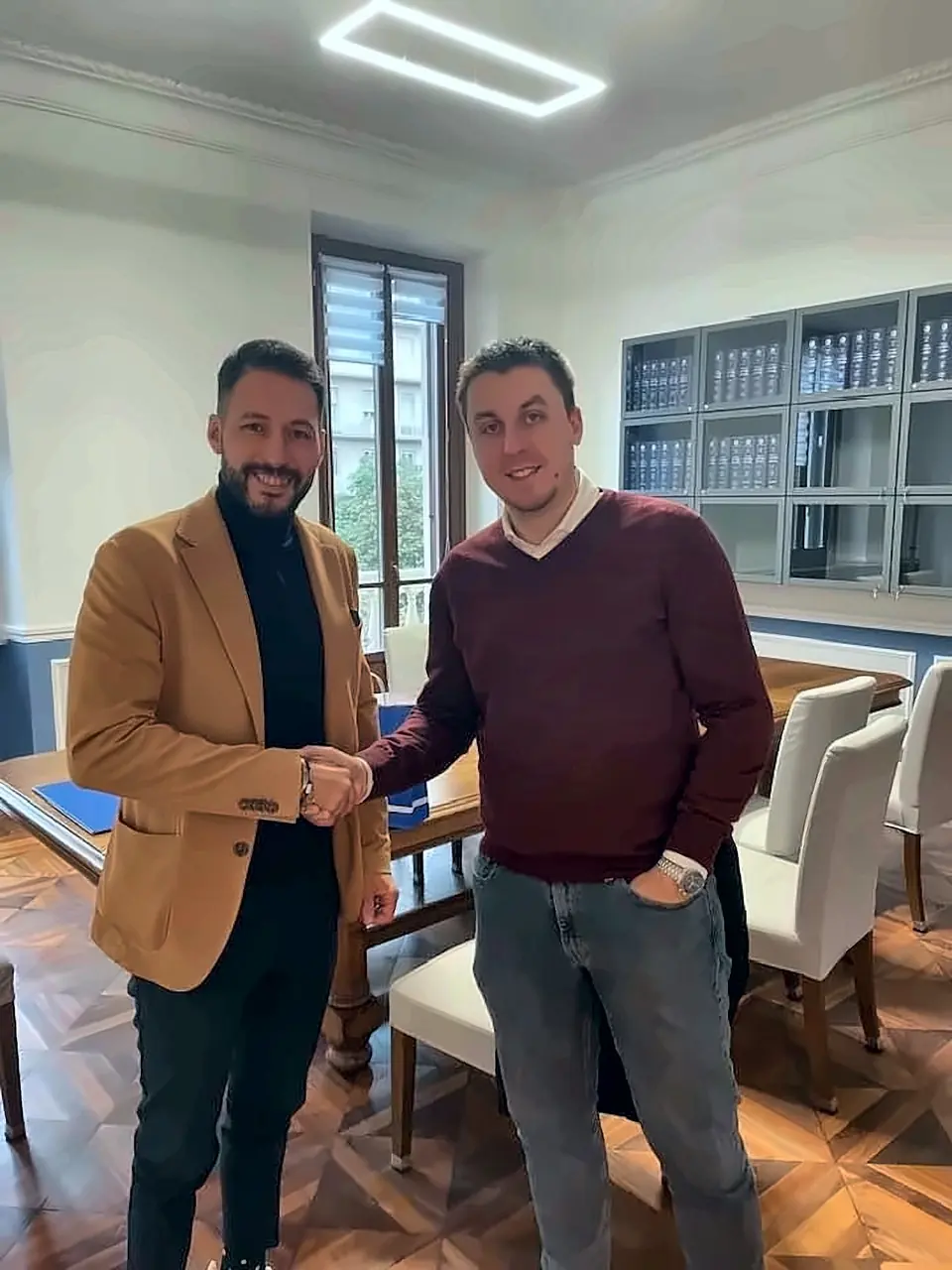 I due soci di Carattere si stringono la mano dopo la firma dell'atto costitutivo: a sinistra Paolo Maniscalco, a destra Alberto Bechis