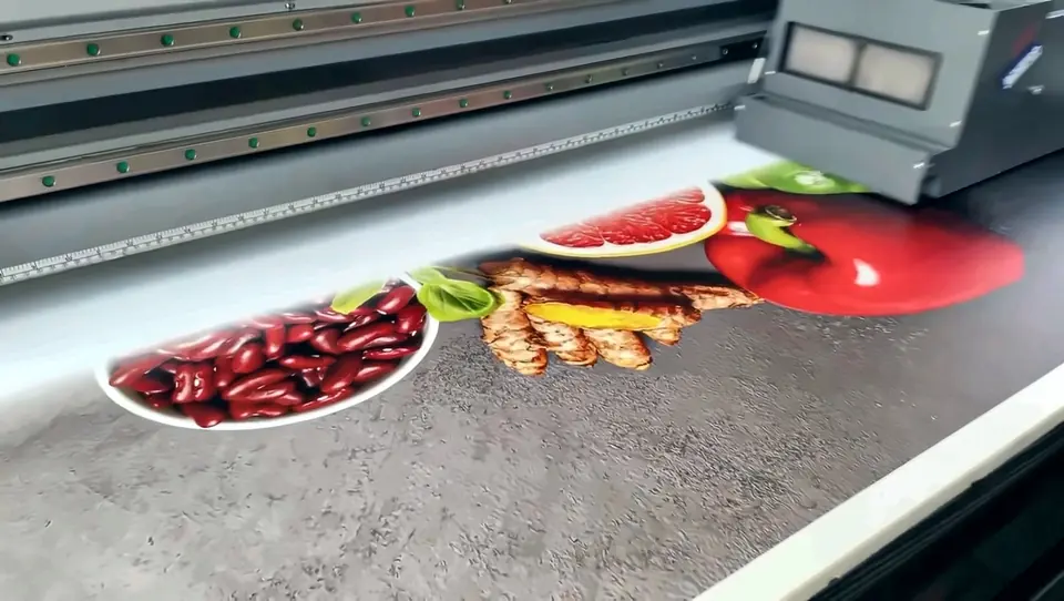 Stampa UV a colori su pannello rigido sul piano di stampa