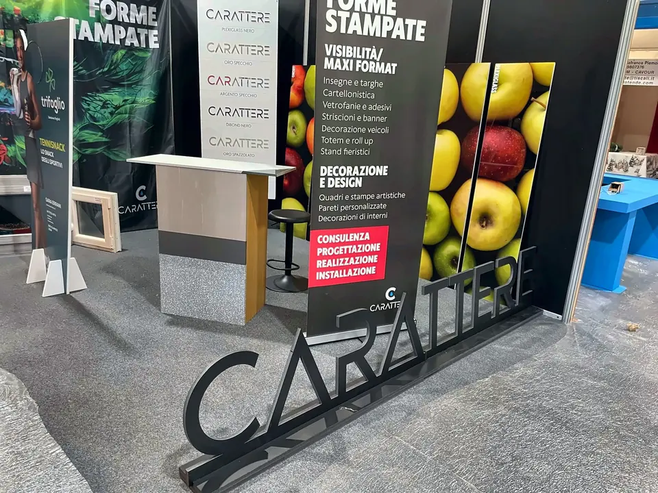 Stand fieristico di Carattere con lettere sagomate a terra e pannelli stampati con mele