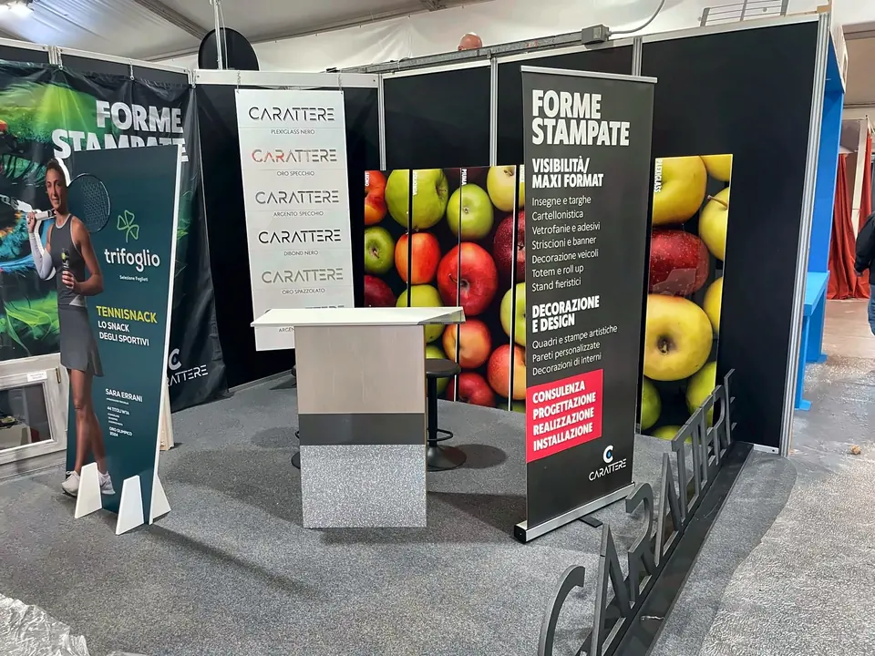 Stand fieristico con banner, totem e pannelli stampati