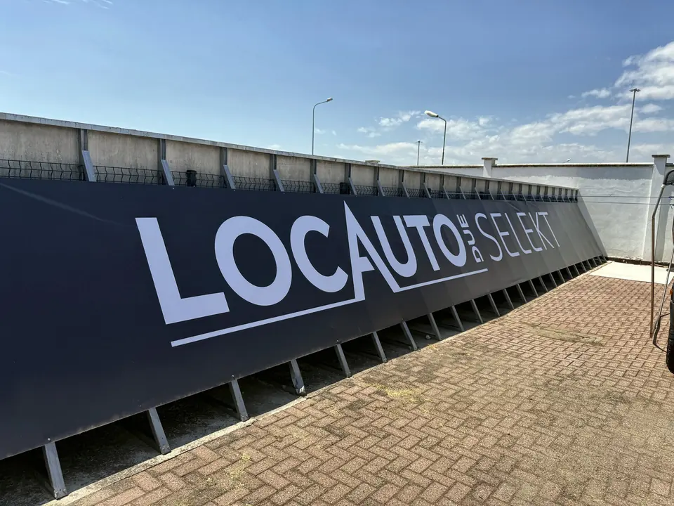 Striscione stampato montato lungo una recinzione