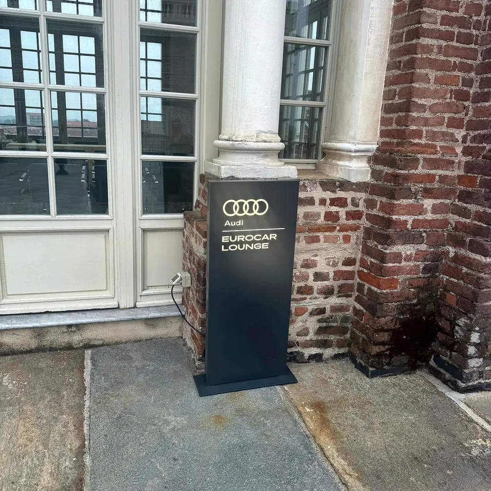 Totem stampato all'ingresso di un palazzo storico per un evento
