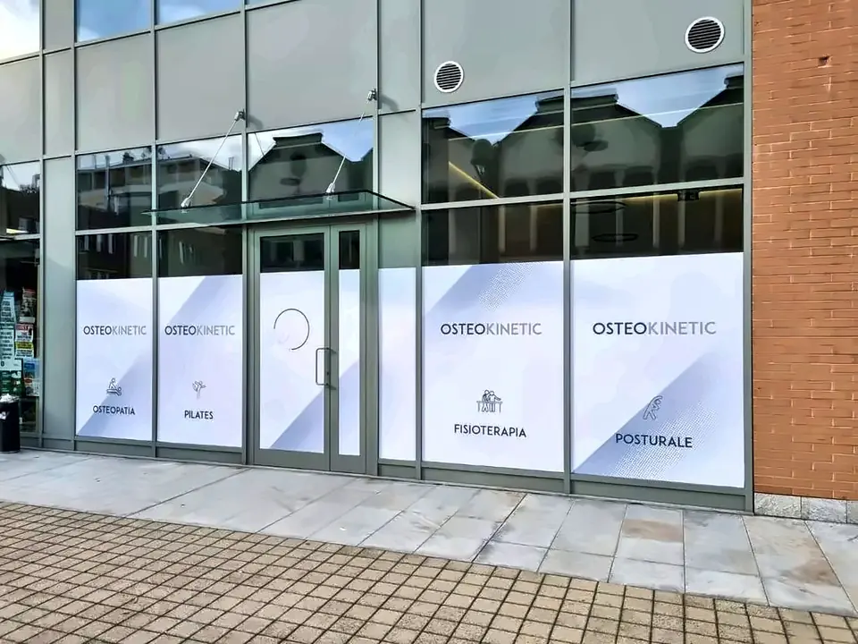 Vetrate di uno studio con vetrofanie satinate a fasce