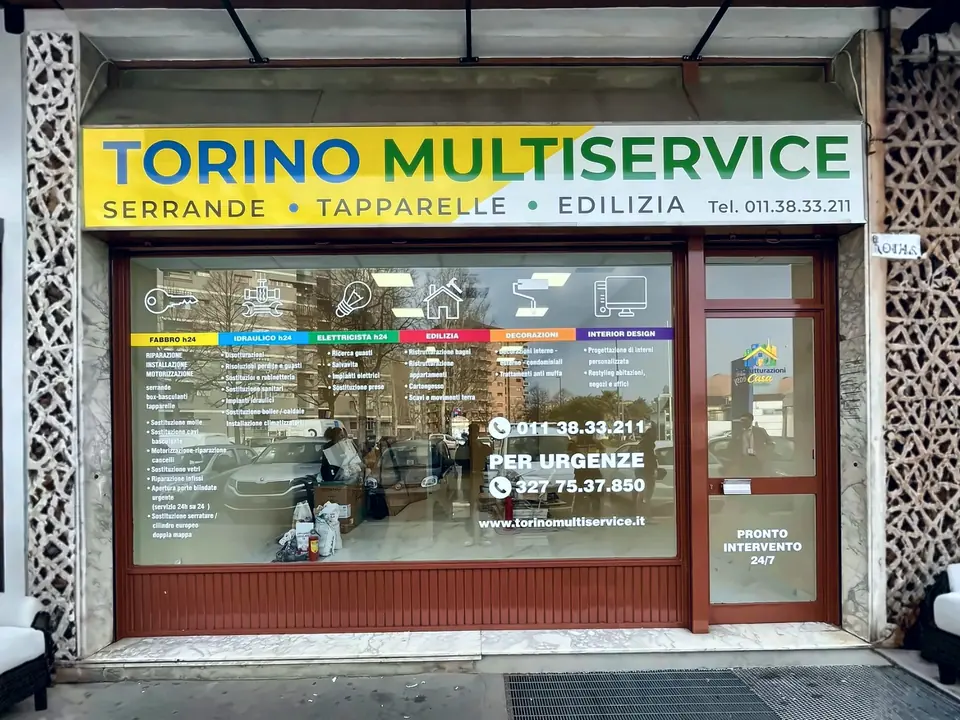 Vetrina di un negozio con vetrofanie informative e insegna