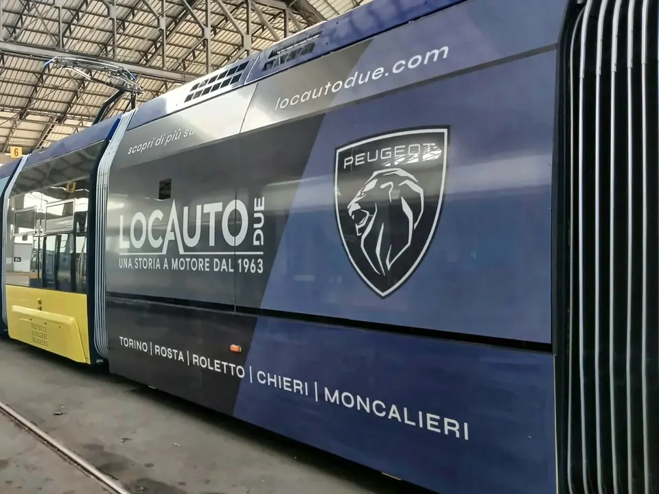 Tram con wrapping pubblicitario integrale sulla fiancata